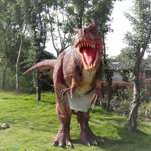 Animatroniskais dinozaurs parāda staigājošo dinozauru tērpus